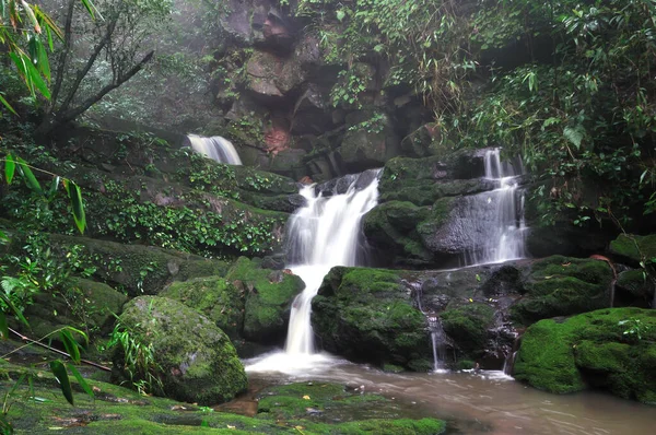 Wasserfall Tiefen Wald — Stockfoto