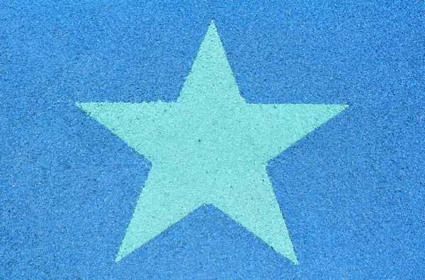 ジョギングレーンに飾られた緑の星のラベル — ストック写真