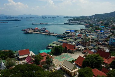 Tayland 'ın Sri Chang adasında koy ve koy