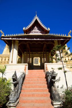 Taze mavi gökyüzü ile Lao tapınağı