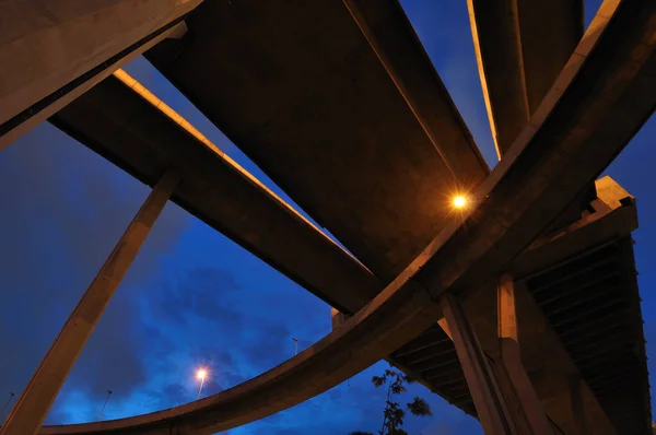 Перехрестя Мосту Сутінках — стокове фото