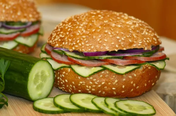 Comida rápida. Sandwich fresco y verduras Imágenes de stock libres de derechos