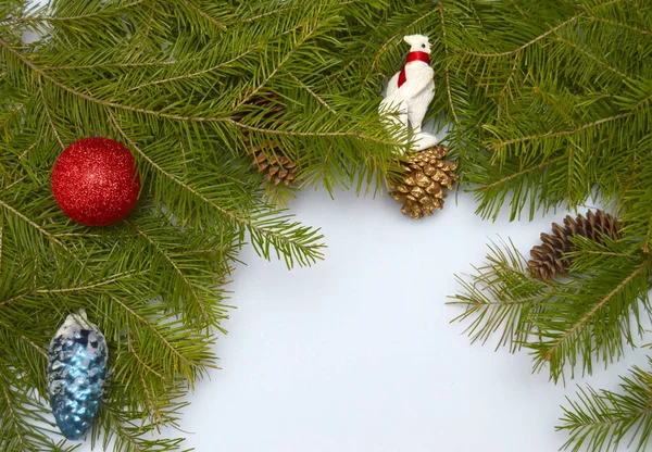 Decoraciones de Navidad en ramas de abeto Imagen De Stock