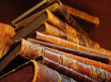 Arka plan bulanık ile kitap yığını