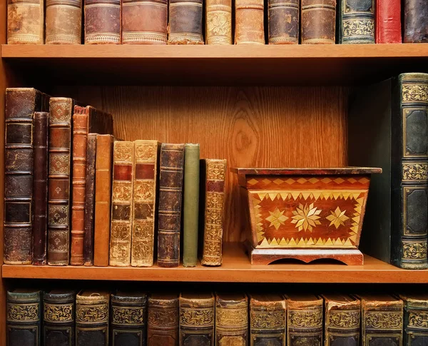古董。书籍和木制的盒子 — 图库照片