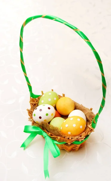 Koszyk wielkanocny z jajkami — Zdjęcie stockowe