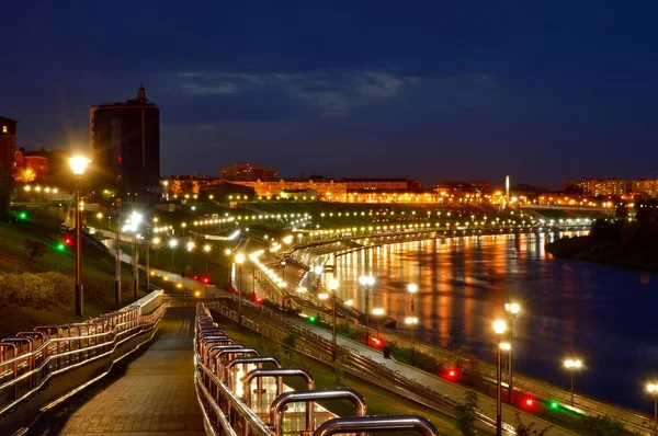 Lampki nocne na nasyp miasta Tyumen — Zdjęcie stockowe