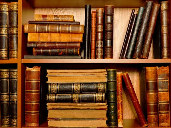 Bücherstreu in den Regalen — Stockfoto