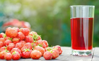 Çilek ve bir kadeh şarap