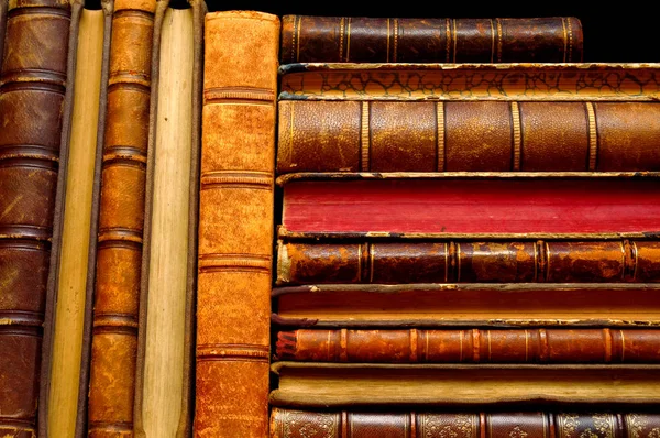 Стопка старинных книг на полках — стоковое фото