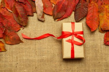 hediye kutusu ve sonbahar yaprakları