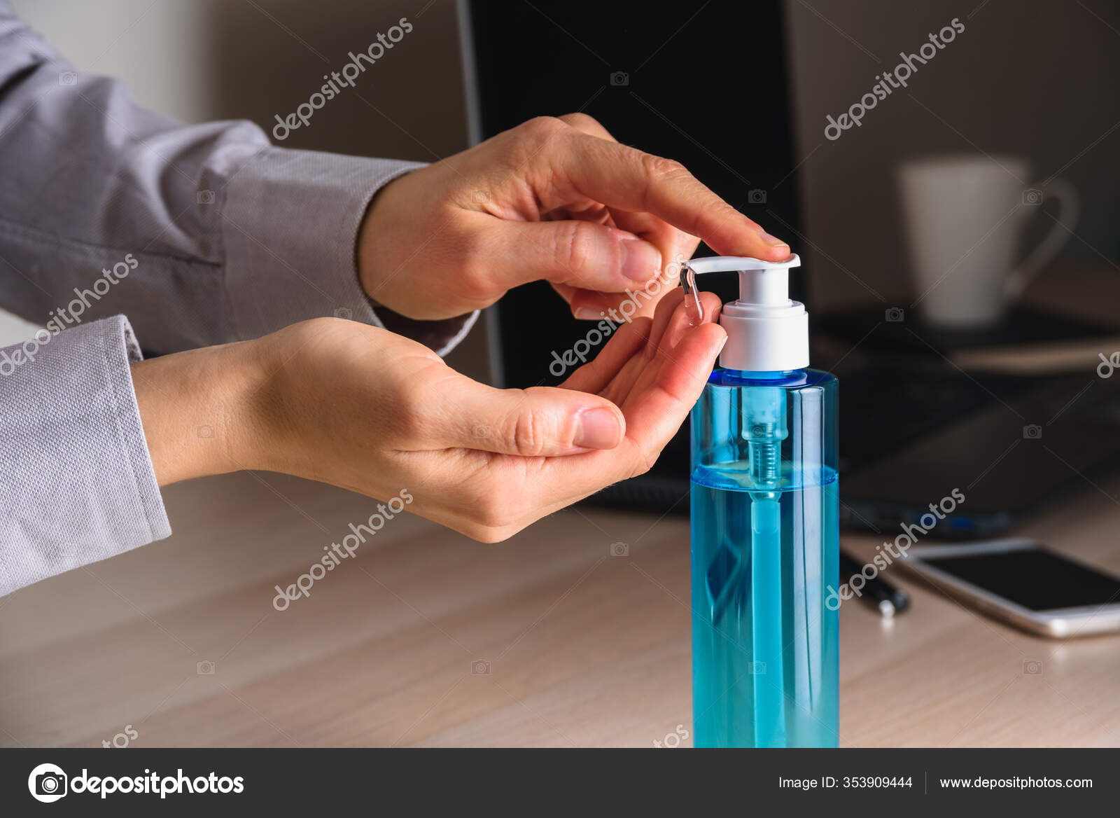在工作场所使用手部清洁剂个人卫生概念 图库照片 C Tataks