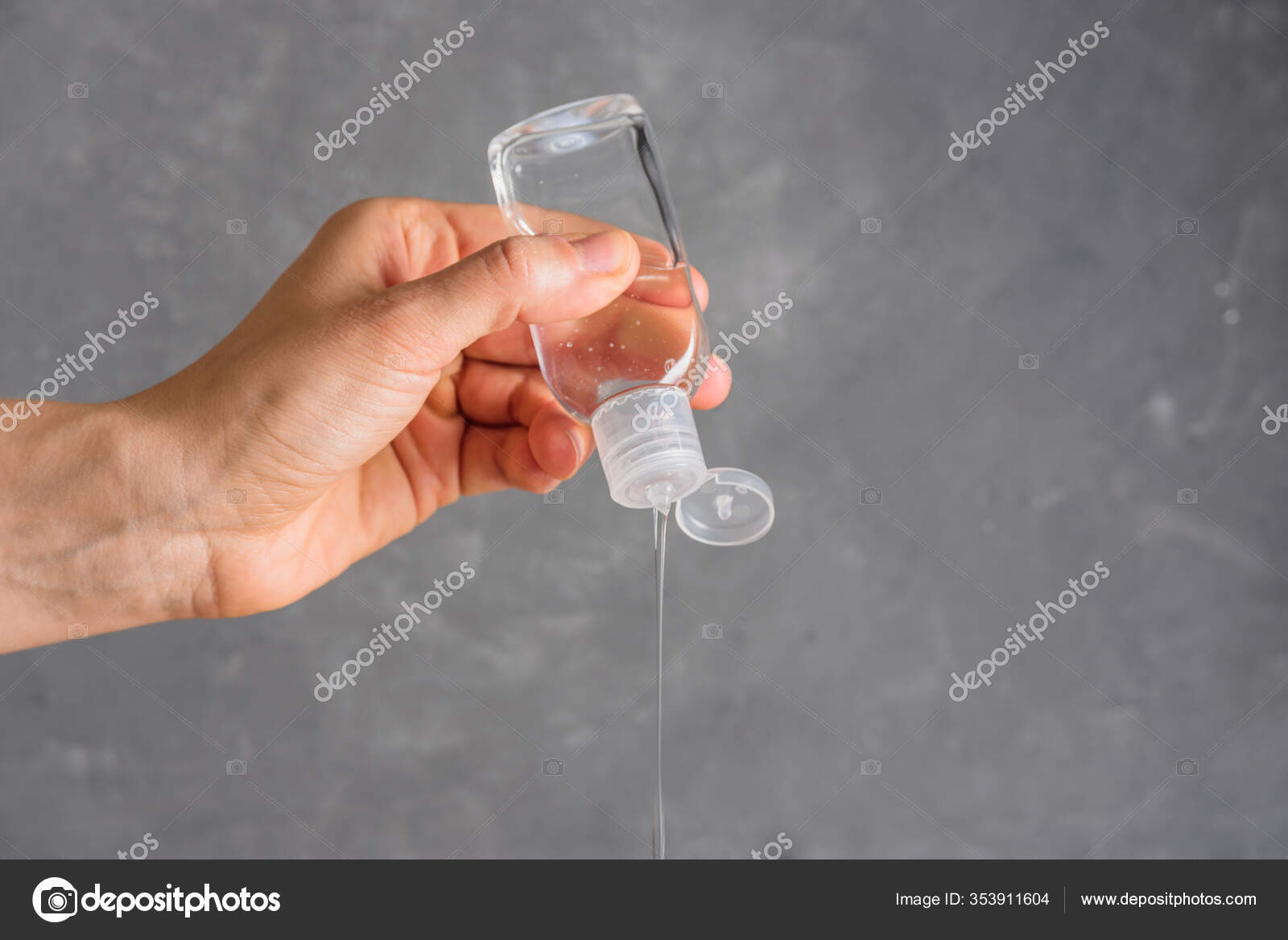 在灰色背景下使用手部清洁剂个人卫生概念 图库照片 C Tataks 在灰色背景下使用手部清洁剂个人卫生概念 图库照片 C Tataks