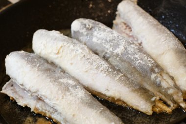 Bir tavada kızarmış barlam balığı balık fileto