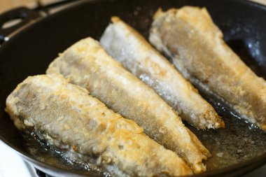 Bir tavada kızarmış barlam balığı balık fileto