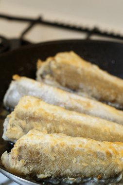 Bir tavada kızarmış barlam balığı balık fileto