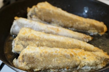 Bir tavada kızarmış barlam balığı balık fileto