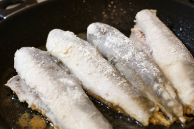 Bir tavada kızarmış barlam balığı balık fileto