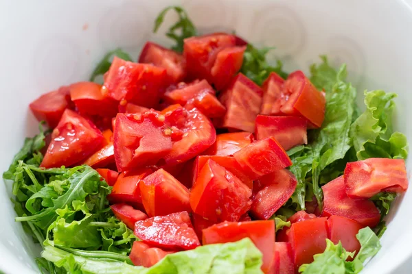 Salada verde saudável, tomates em tigela branca — Fotografia de Stock