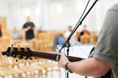 Adam gitar çalan akustik gitar