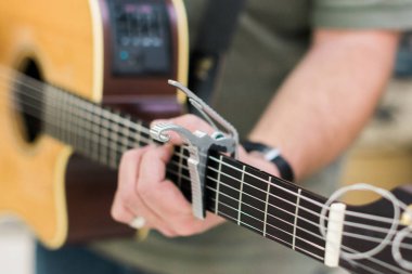 Adam gitar çalan akustik gitar