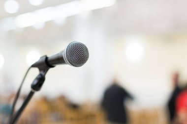 mikrofon konserinde sahnede