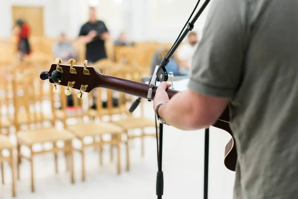 Adam gitar çalan akustik gitar — Stok fotoğraf