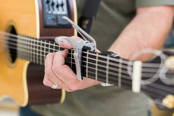 Adam gitar çalan akustik gitar