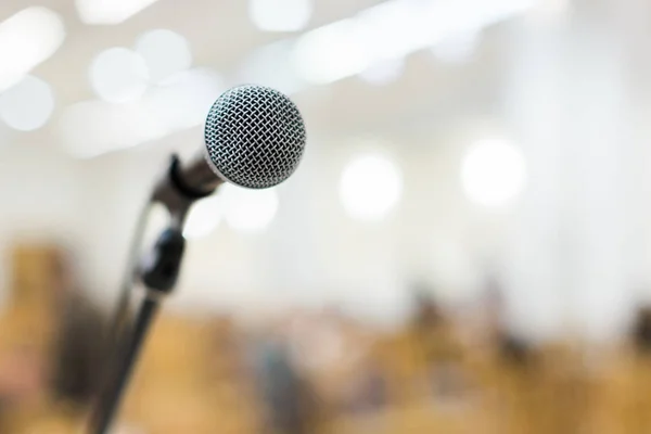 Mikrofonen på scenen på konserten — Stockfoto