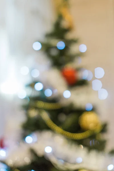 Geschmückter Weihnachtsbaum im Hintergrund — Stockfoto