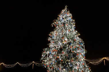 Süslü ve ışıklı Noel ağacı