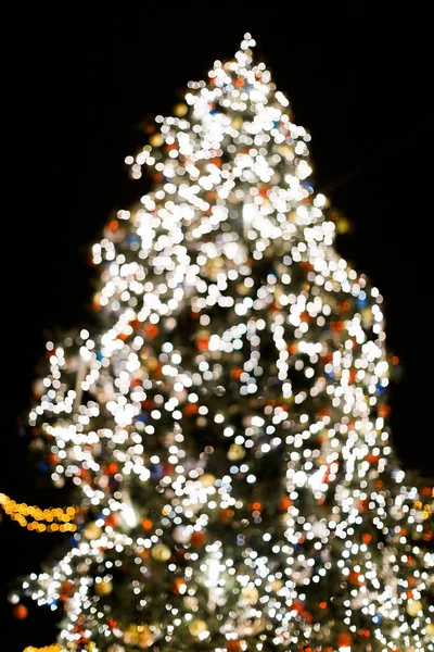 Árvore de Natal com luzes brilhantes — Fotografia de Stock