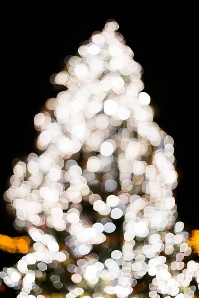 Arbre de Noël avec des lumières éclatantes — Photo