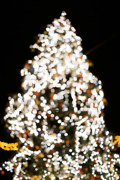 Árvore de Natal com luzes brilhantes — Fotografia de Stock