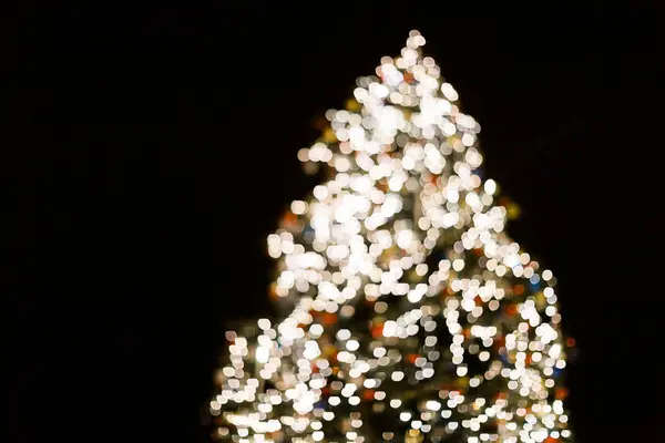 Weihnachtsbaum mit leuchtenden Lichtern — Stockfoto