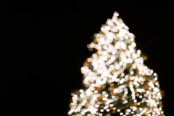 Arbre de Noël avec des lumières éclatantes — Photo