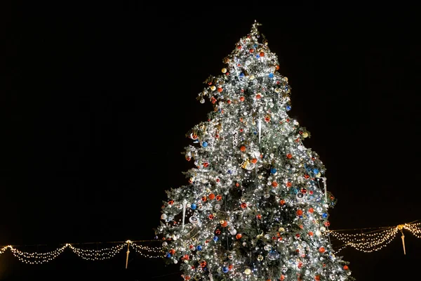 Árvore de Natal ornamentada e iluminada — Fotografia de Stock