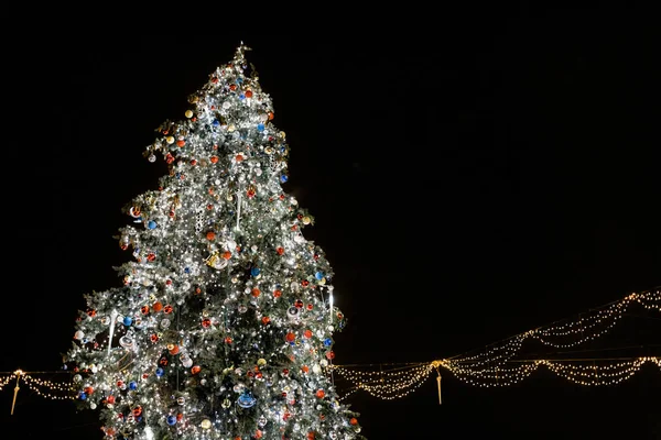 Árvore de Natal ornamentada e iluminada — Fotografia de Stock