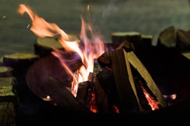 Ateş içinde şömine ve alevler dans