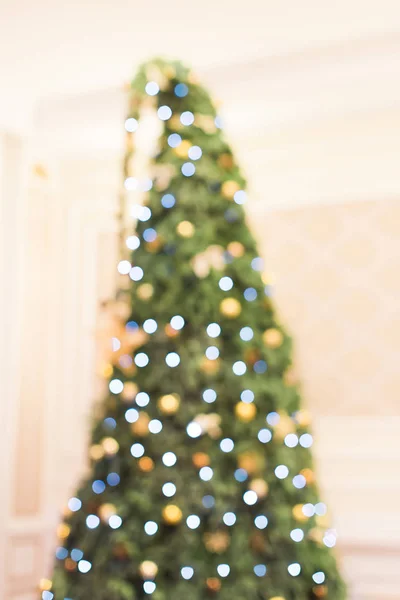 Árvore de Natal decorada em fundo — Fotografia de Stock