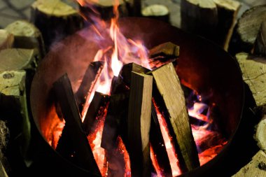 Ateş içinde şömine ve alevler dans