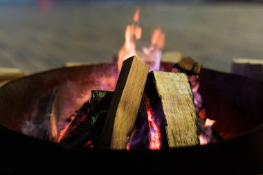 Ateş içinde şömine ve alevler dans