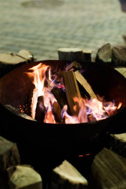 Ateş içinde şömine ve alevler dans