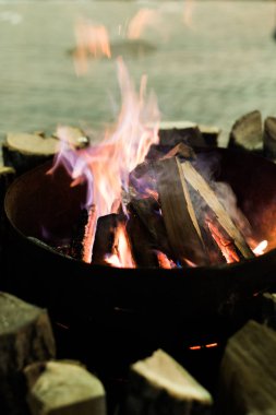 Ateş içinde şömine ve alevler dans