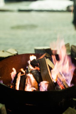 Ateş içinde şömine ve alevler dans