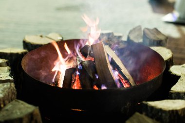 Ateş içinde şömine ve alevler dans