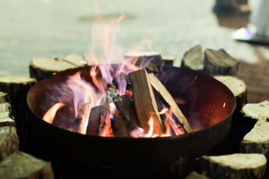 Ateş içinde şömine ve alevler dans