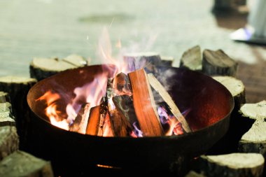 Ateş içinde şömine ve alevler dans