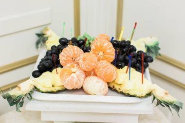 portakal, mandalina, üzüm ve ananas meyve