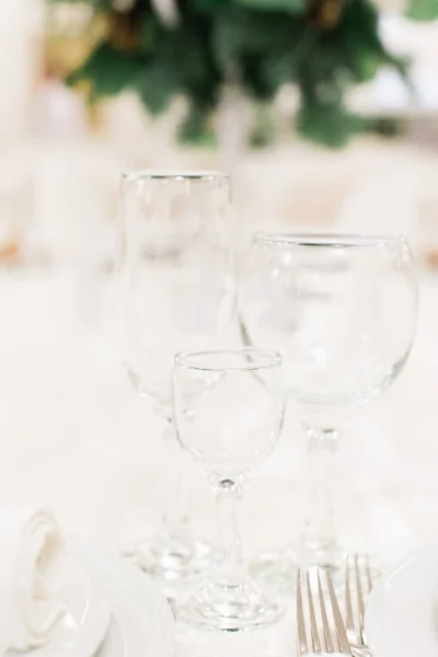 Banquete boda mesa ajuste vasos —  Fotos de Stock